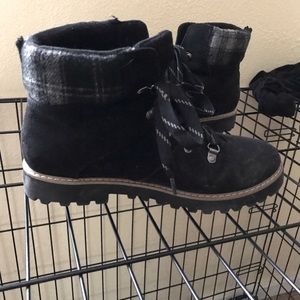 Black and plaid Booties